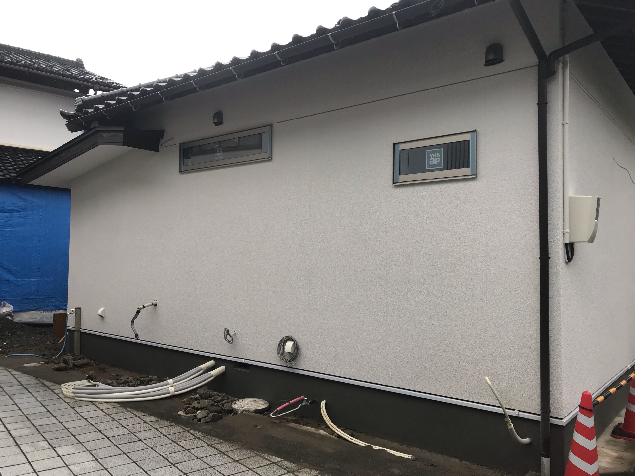 金沢市リフォーム 坂建築 外壁工事 無塗装のサイディングの上から弾性リシン吹付塗装 美和が行くgogo